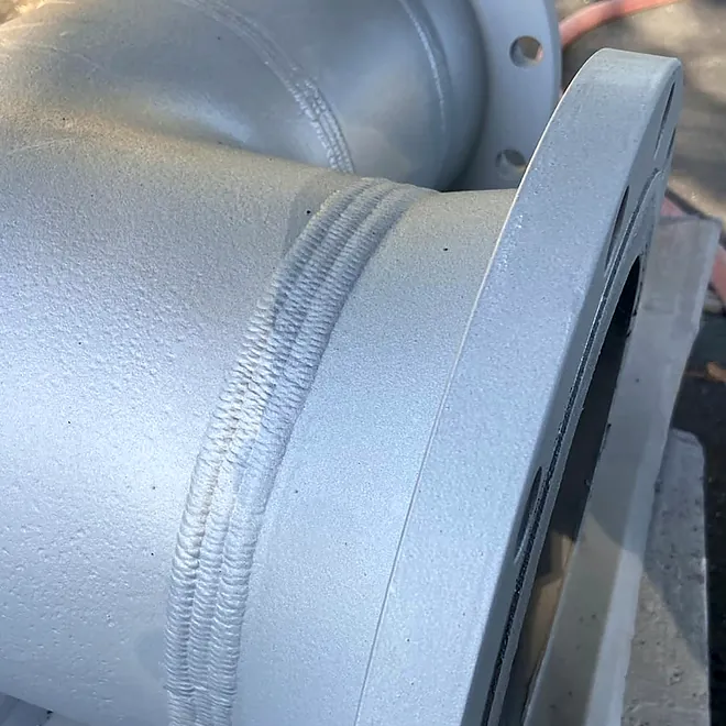 Conexão flangeada de tubulação jateada e pintada