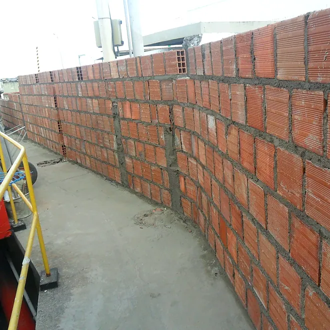 Muro construído com a cerca concertina instalada no alto