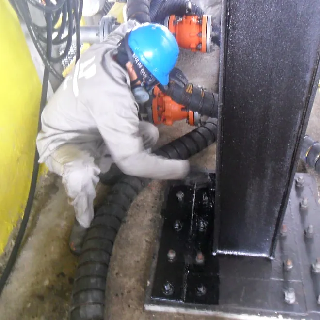 Profissional pintando a base metálica de um pilar