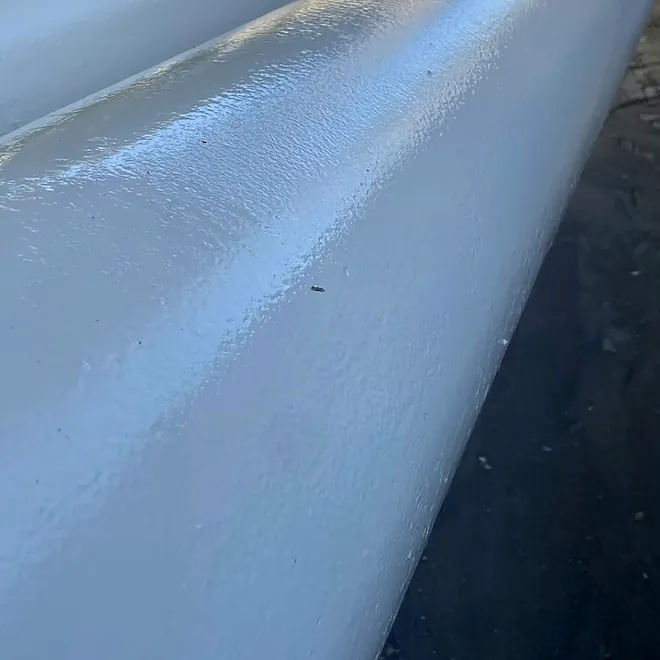 Tubulação com a pintura recém aplicada