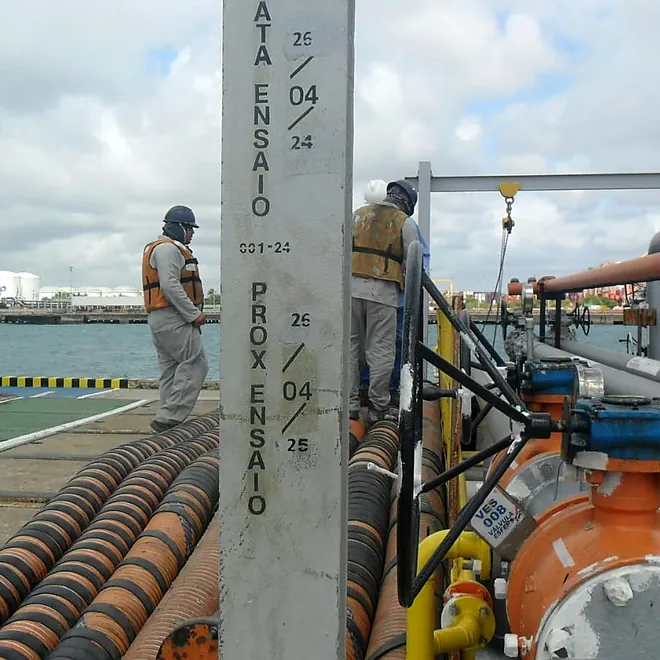 Suporte de concreto da tubulação no píer, com a equipe em campo
